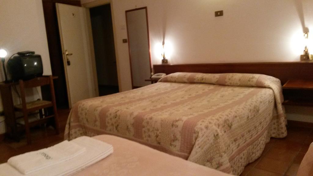 Albergo Ristorante Ferretti Monteluco Room photo