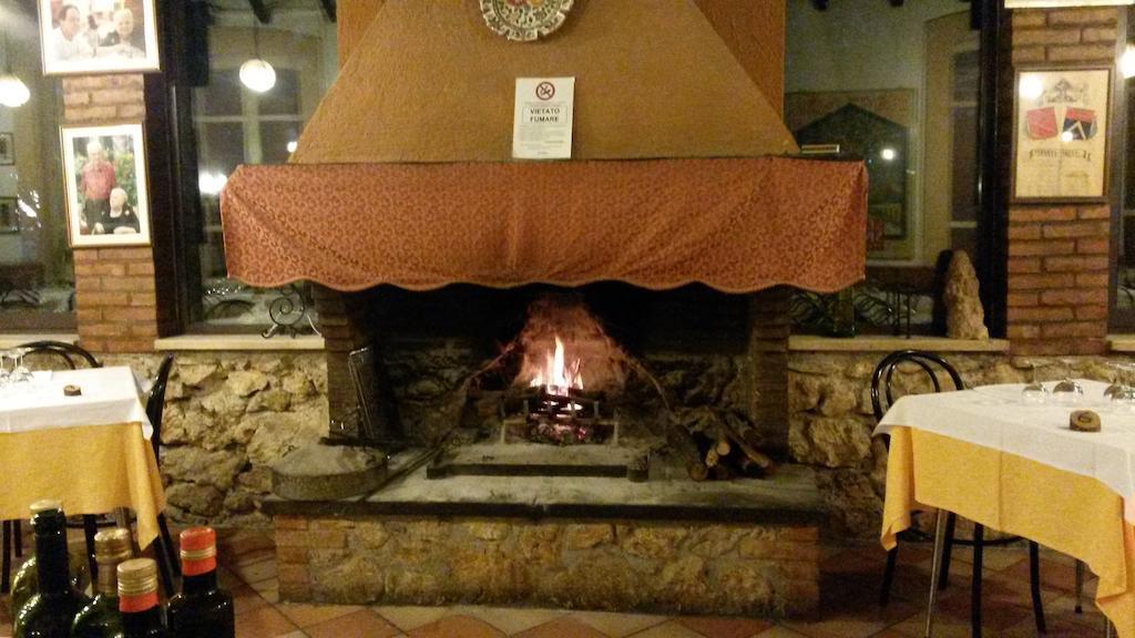 Albergo Ristorante Ferretti Monteluco Exterior photo