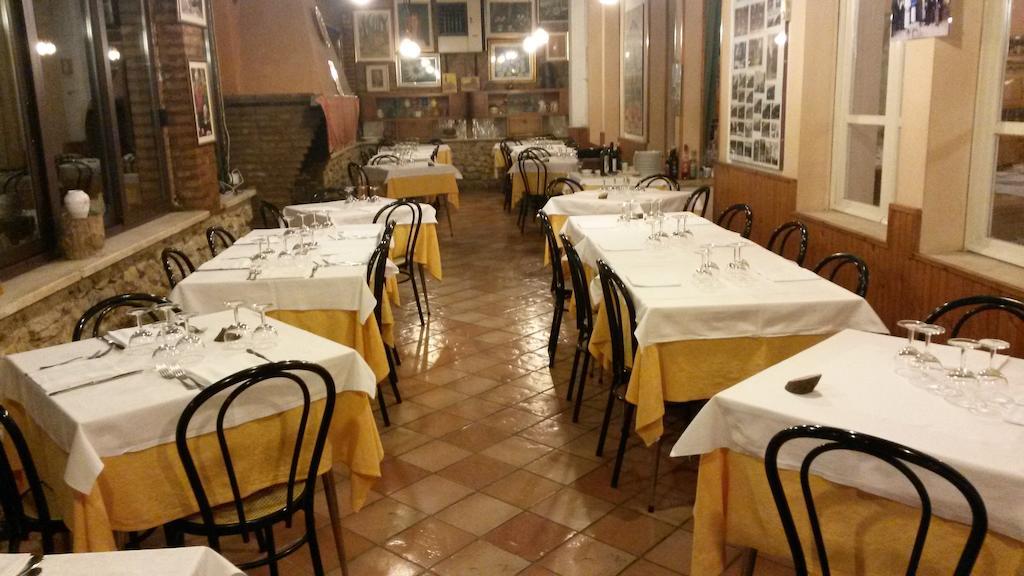 Albergo Ristorante Ferretti Monteluco Exterior photo