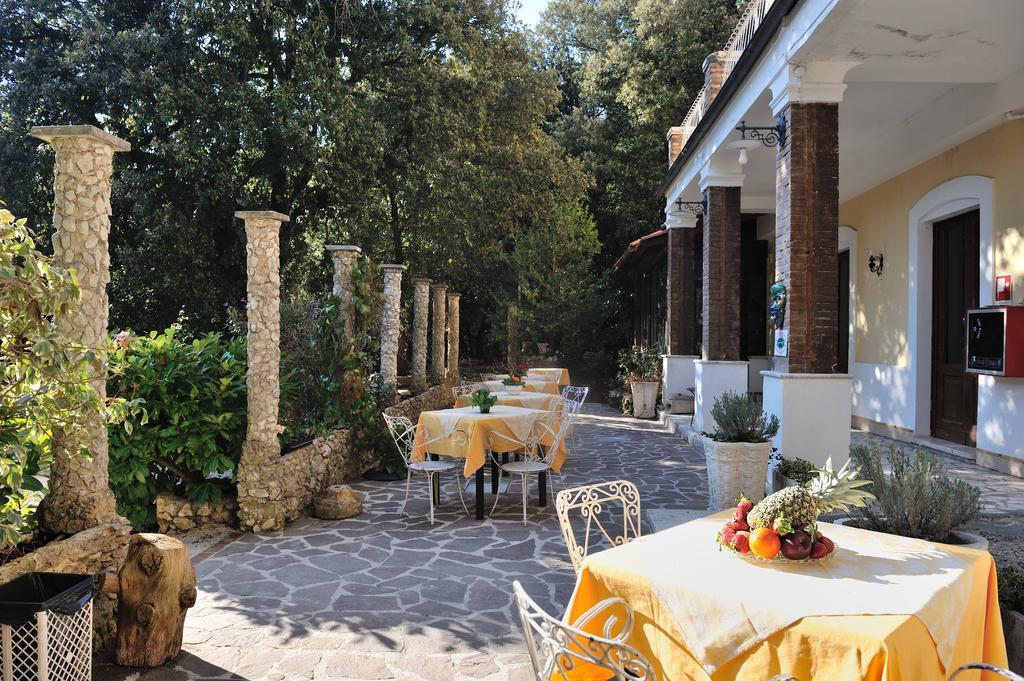 Albergo Ristorante Ferretti Monteluco Exterior photo