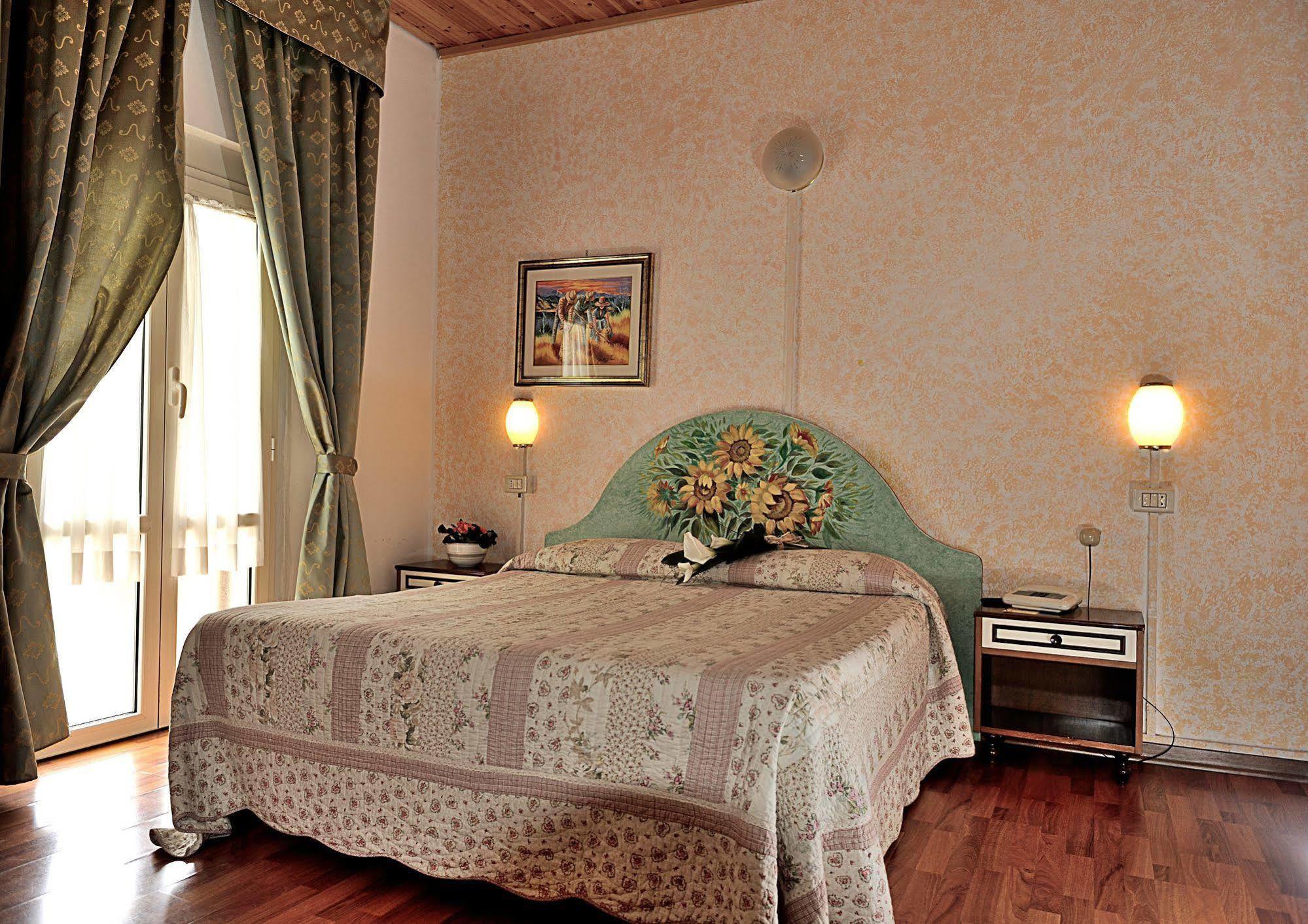 Albergo Ristorante Ferretti Monteluco Exterior photo