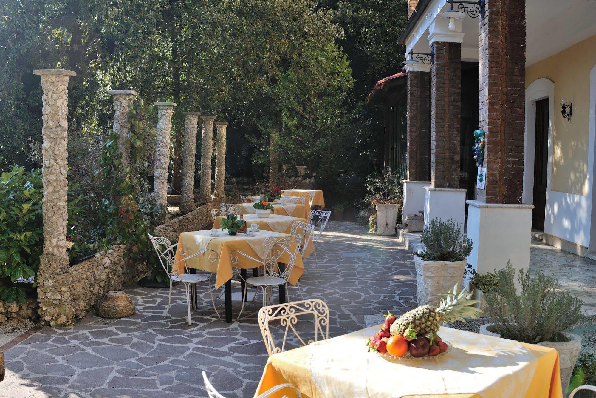 Albergo Ristorante Ferretti Monteluco Exterior photo