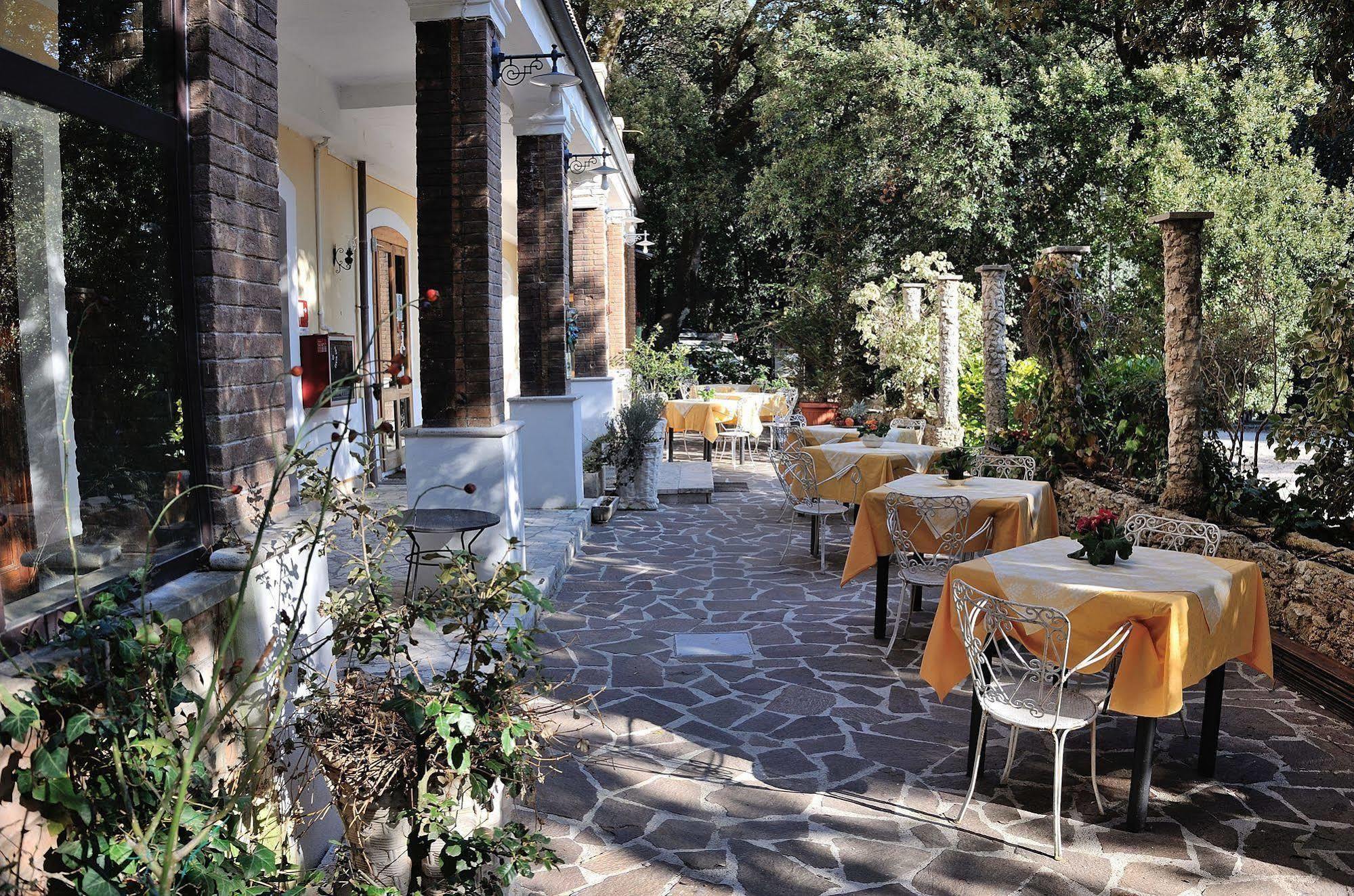 Albergo Ristorante Ferretti Monteluco Exterior photo